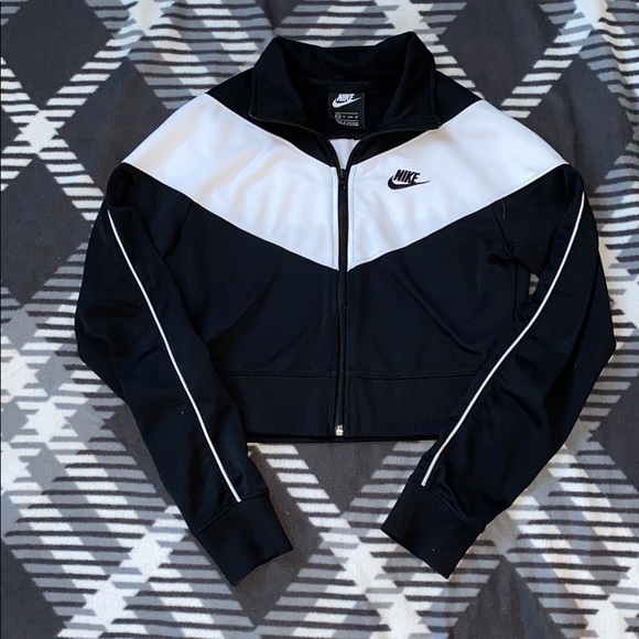 Nike Tops - Nike Cropped Zip-Up *EUC*